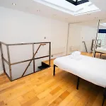 Modern 1-Bed House In Bristol For 4 People
