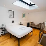 Modern 1-Bed House In Bristol For 4 People