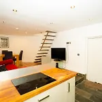 Modern 1-Bed House In Bristol For 4 People