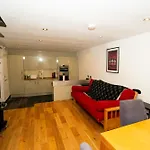 Modern 1-Bed House In Bristol For 4 People