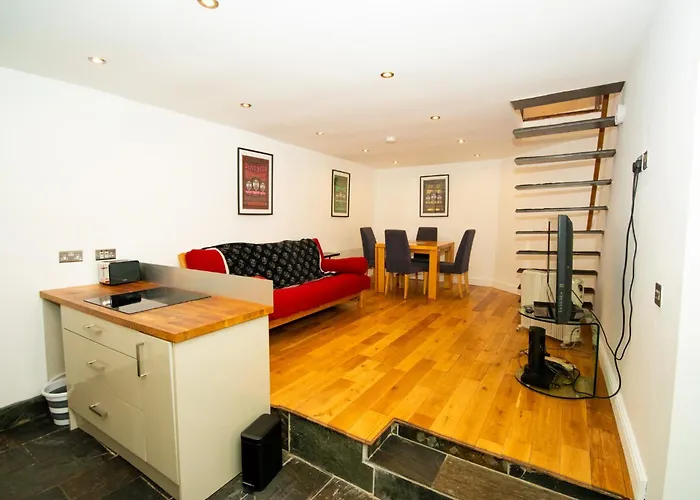 Modern 1-Bed House In Bristol For 4 People