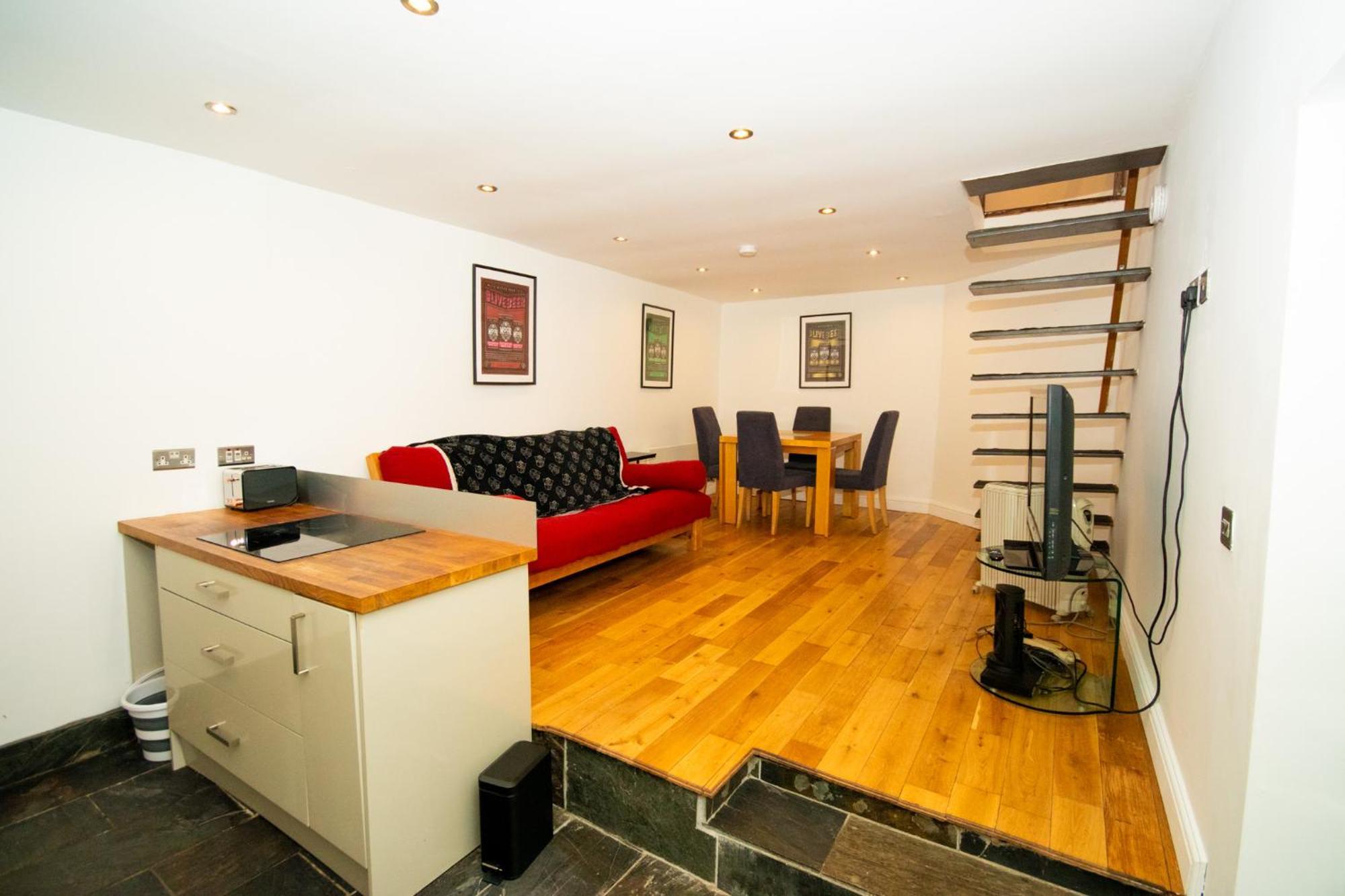 Modern 1-bed House In For 4 People Сasa de vacaciones *