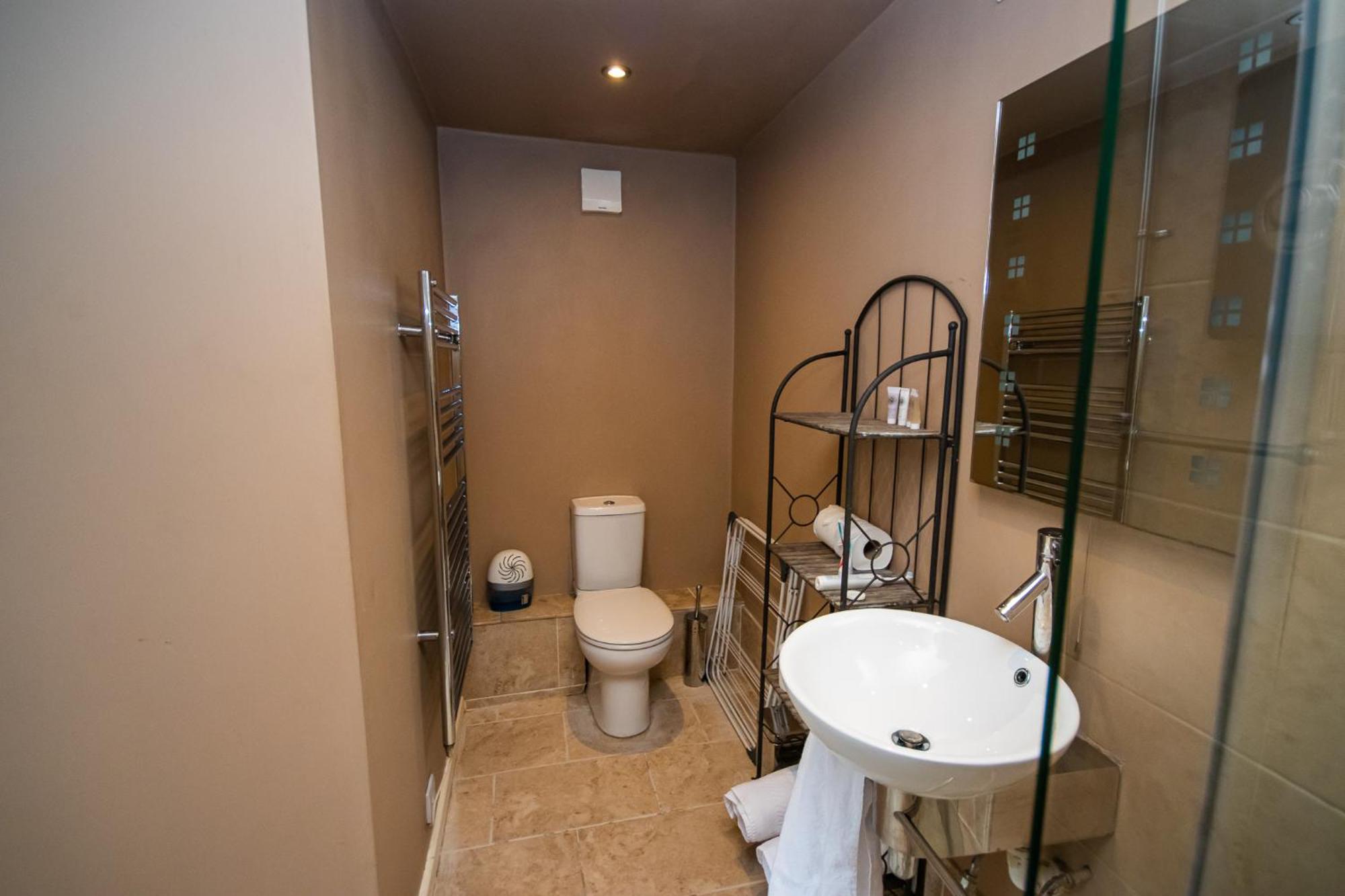 Modern 1-bed House In For 4 People